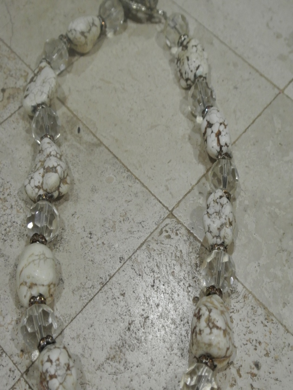 NEUTRAL TONES BEADED NECKLACE